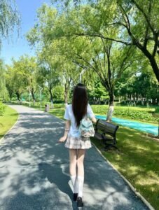 Ảnh nữ quay lưng buồn giữa khung cảnh chiều muộn