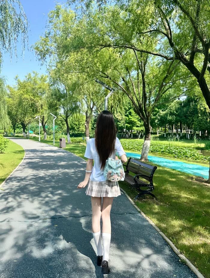 Ảnh nữ quay lưng buồn giữa khung cảnh chiều muộn