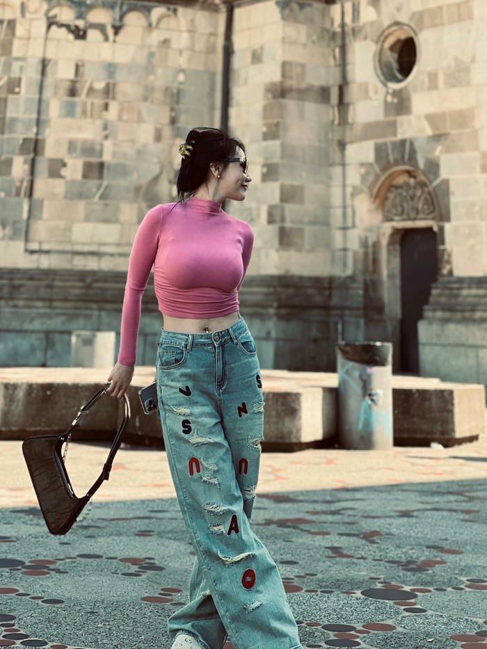 Ánh sáng tự nhiên làm nổi bật DJ Tiên Moon bikini