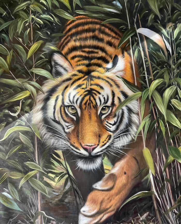 Ảnh tranh vẽ con hổ bước đi trên thảm lá