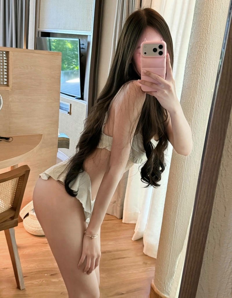 Bạn gái bikini trong phòng pose cuốn hút