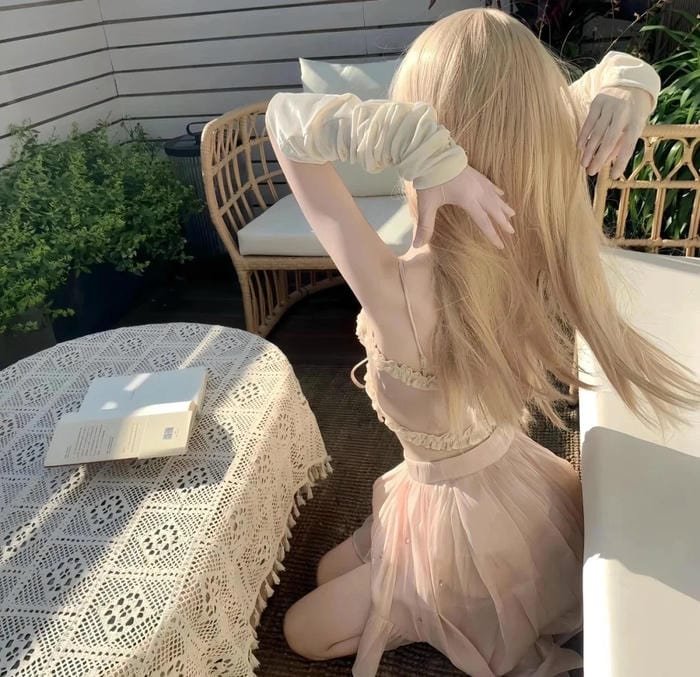 Bóng dáng thiếu nữ trong ảnh cô gái quay lưng bước đi