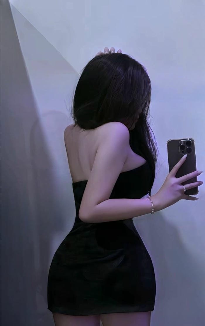 Cô gái quay lưng bước đi giữa con đường vắng