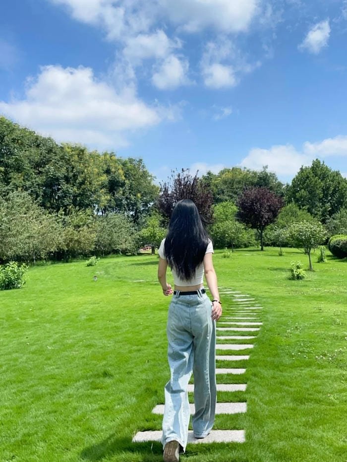 Cô gái tóc dài đứng lặng ảnh gái xinh quay lưng