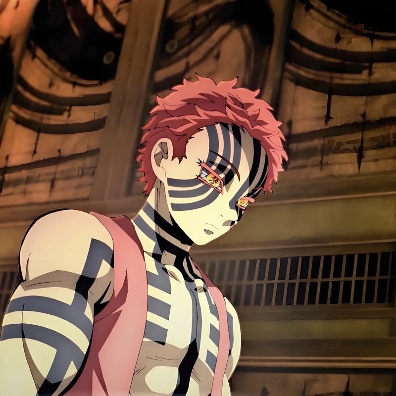 Cơ thể trần với họa tiết xanh nổi bật trong ảnh Akaza