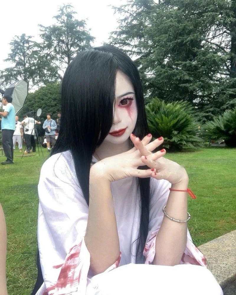 Cos nhân vật ma trong không gian tối mờ ảo