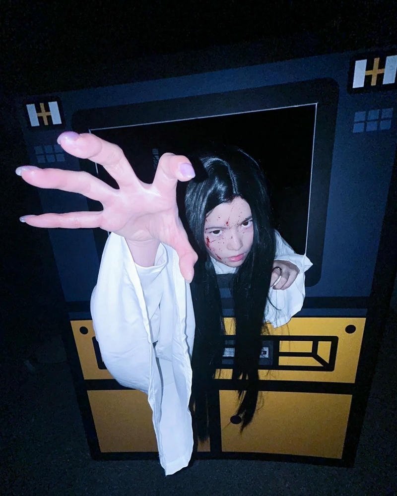 Cosplay ma bối cảnh tối tăm ánh nhìn vô hồn