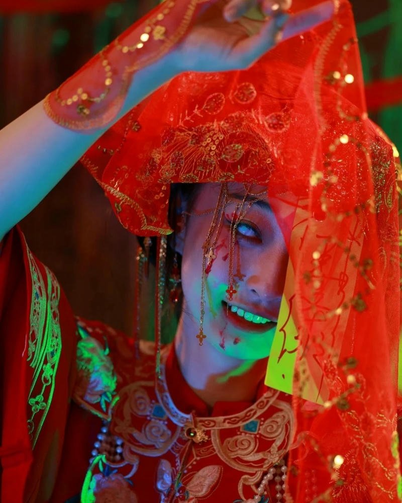 Cosplay ma concept huyền bí kết hợp ánh sáng tối