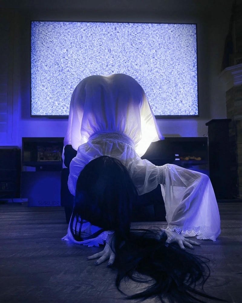 Cosplay ma nghệ sĩ thể hiện cảm xúc sợ hãi