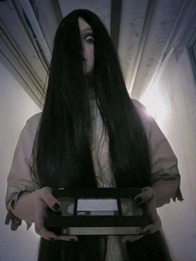 Cosplay ma phong cách rùng rợn ánh sáng huyền bí