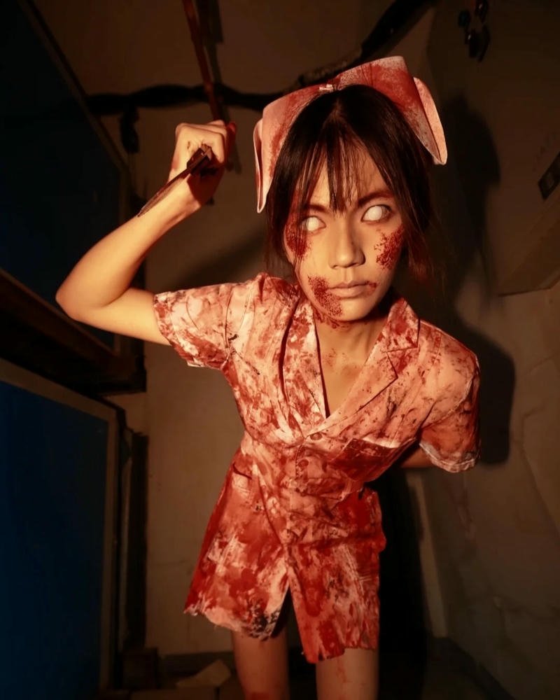 Cosplay ma tạo dáng lạnh lùng trong không gian mờ