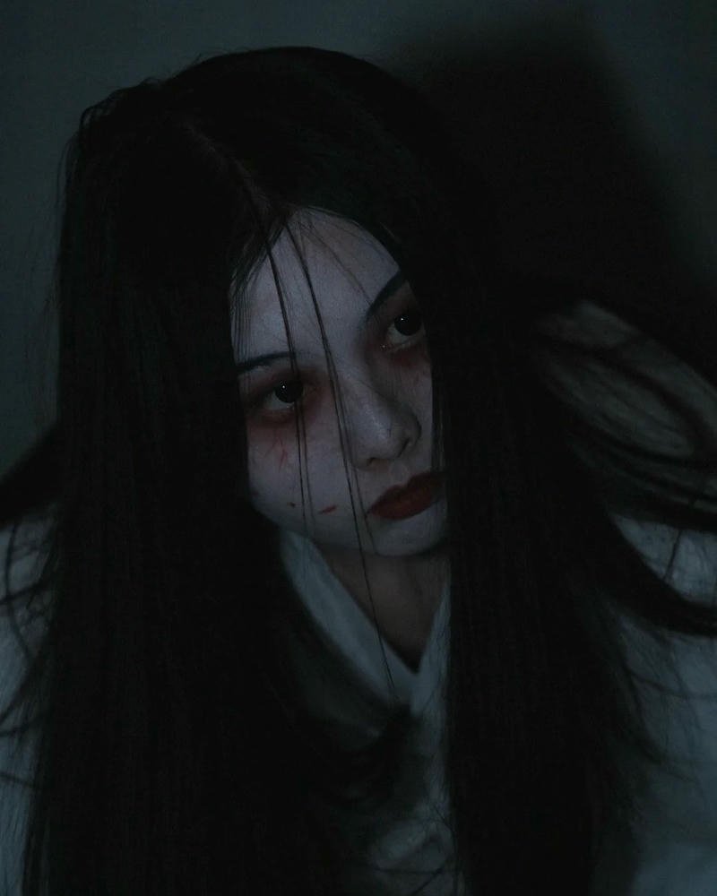 Cosplay ma tạo hình ghê rợn biểu cảm lạnh lẽo