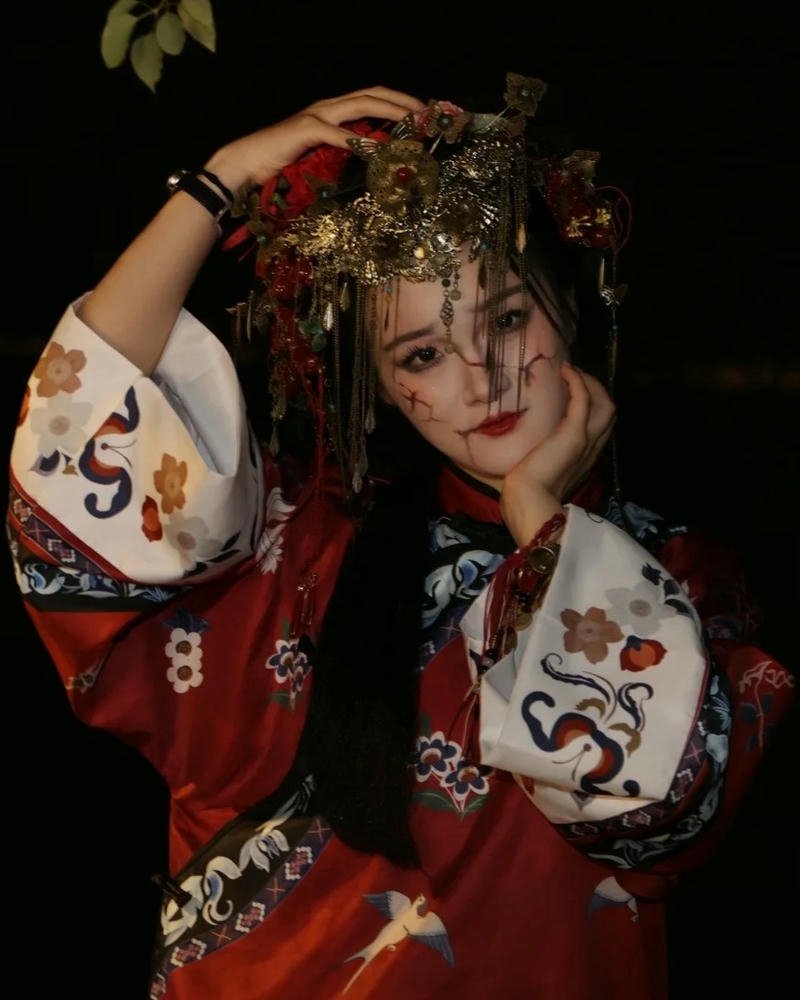 Cosplay ma tạo không khí u ám ma quái đêm