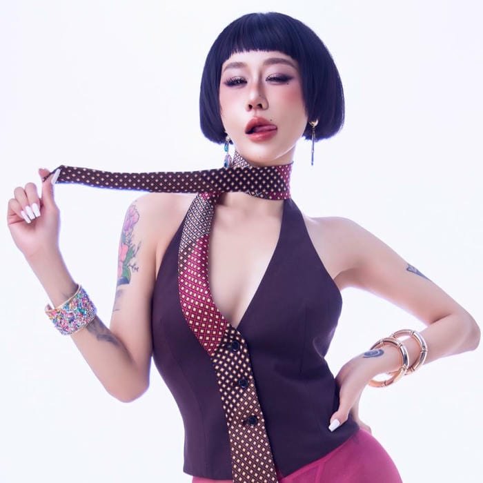 DJ Tiên Moon bikini tỏa sáng giữa khung cảnh biển