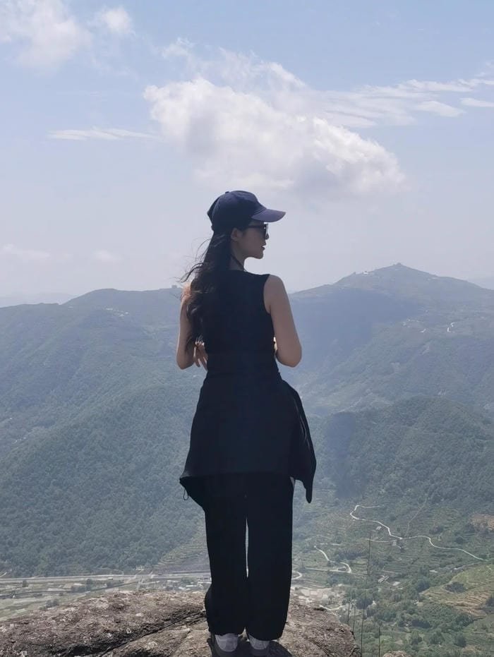 Dáng đi chậm rãi trong ảnh nữ quay lưng buồn