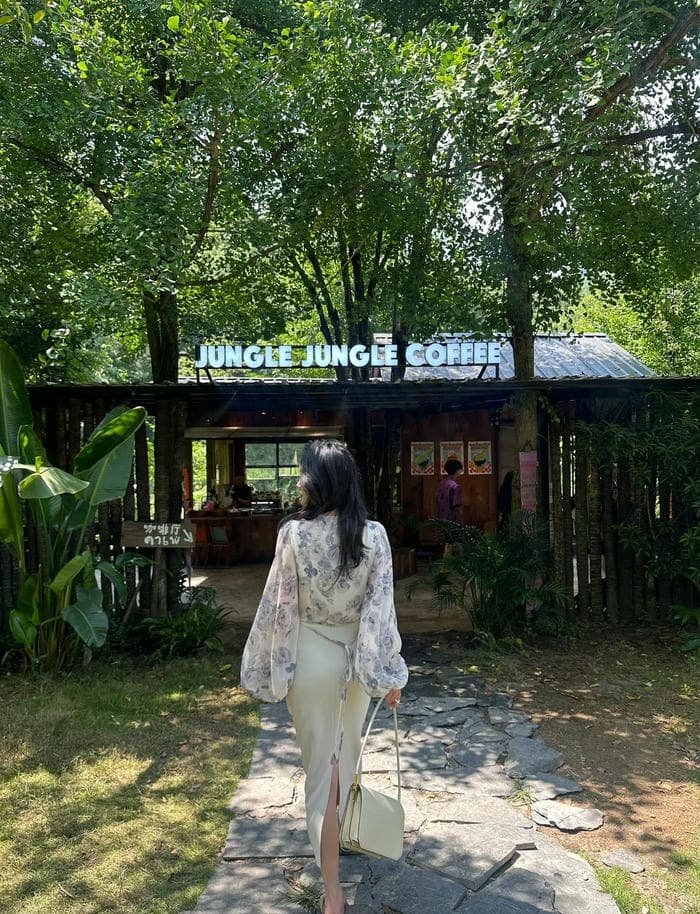 Dáng đứng lặng lẽ ảnh quay lưng nữ ngoài phố