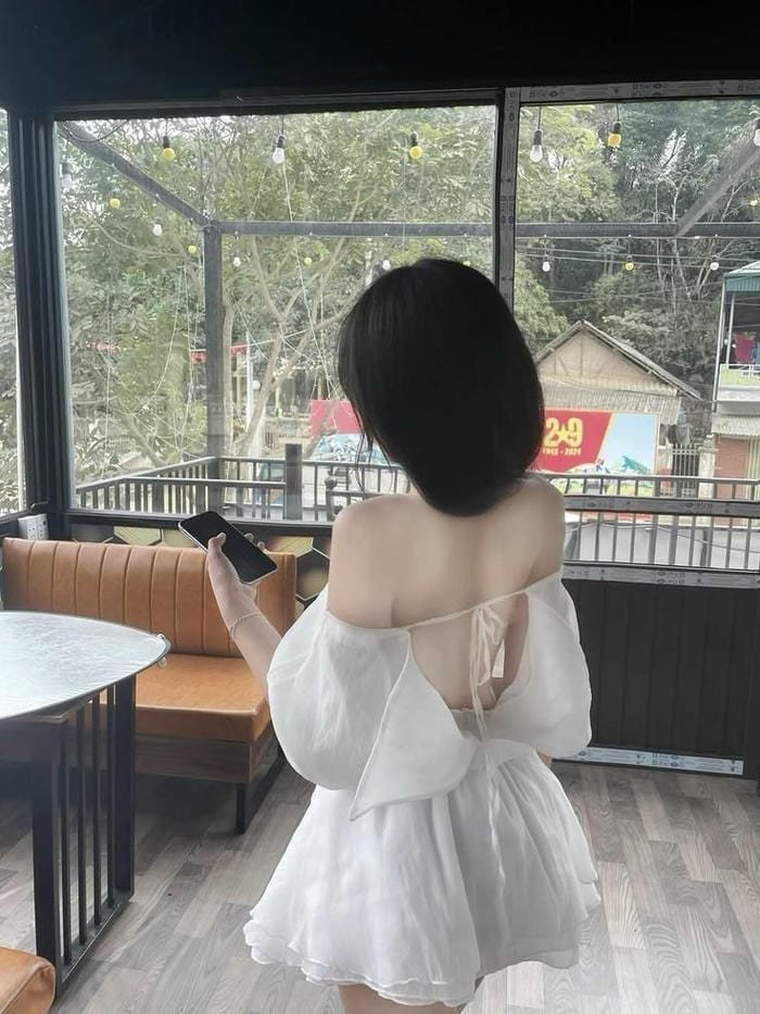 Dáng đứng trầm tư tạo chiều sâu ảnh quay lưng nữ