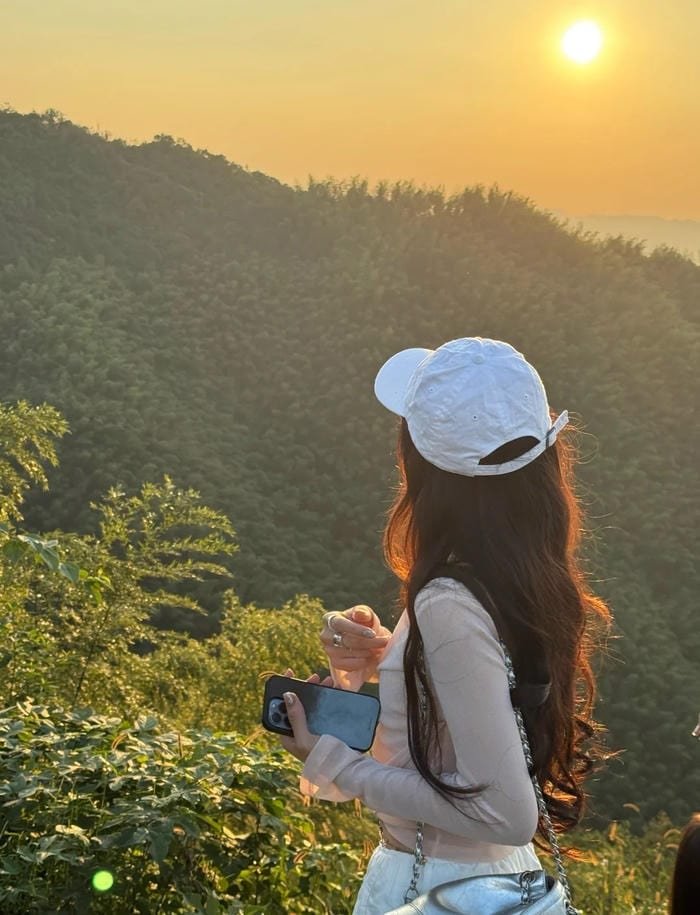 Dáng tóc bay nhẹ phía sau ảnh quay lưng nữ sầu