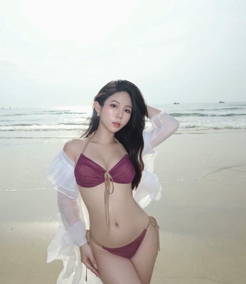 Gái xinh tiktok mặc bikini ánh nắng xuyên qua vải
