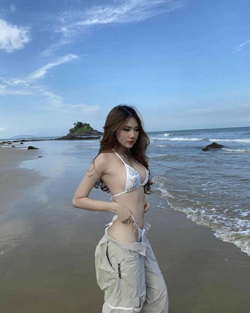 Gái xinh tiktok mặc bikini phong cách trẻ trung rực rỡ