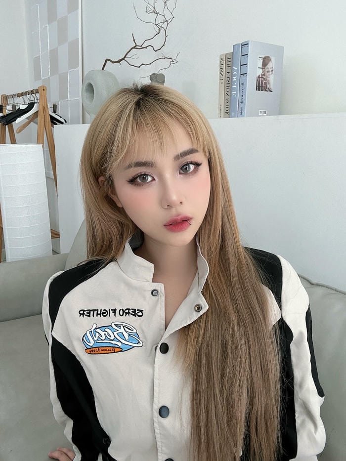 Góc chụp cận mặt làm nổi bật Misthy sexy tự nhiên