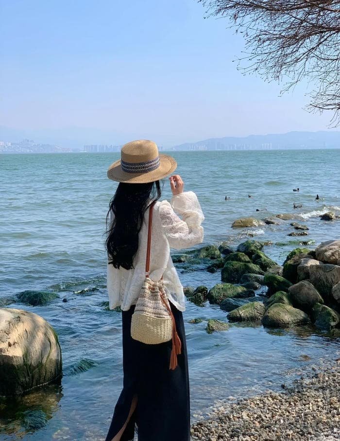 Góc nhìn phía sau làm nổi bật ảnh quay lưng nữ