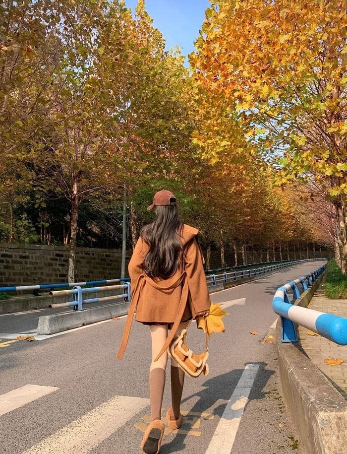 Hình ảnh thiếu nữ quay lưng dưới ánh nắng nhẹ