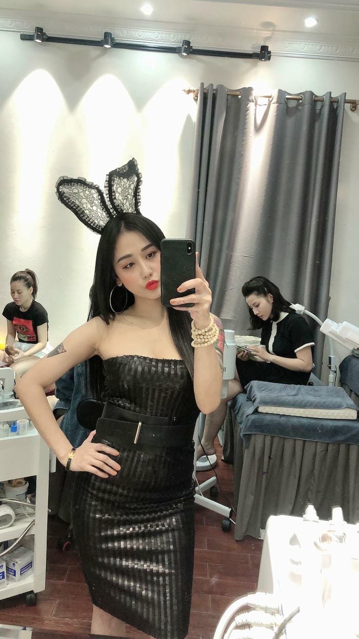 Hình điện thoại phong cách DJ Tiên Moon bikini gợi cảm