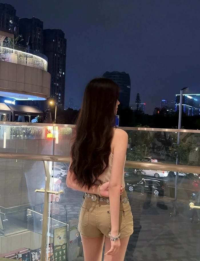 Hình nền máy tính ảnh quay lưng nữ nghệ thuật nét