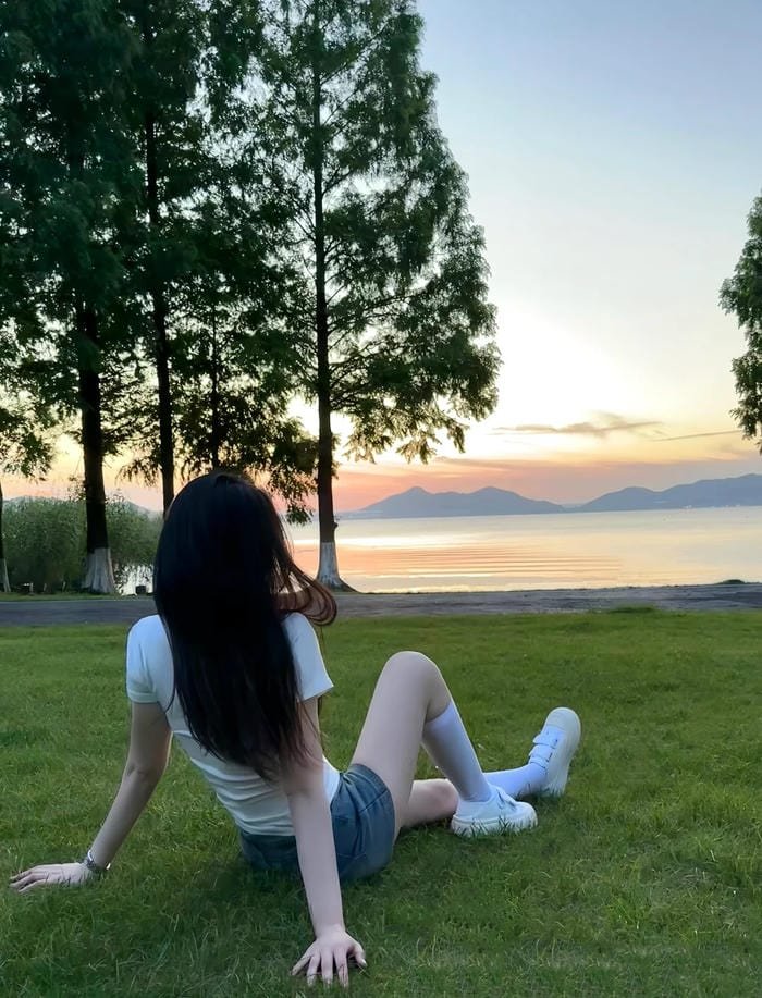 Khoảnh khắc chiều tà ảnh cô gái quay lưng bước đi