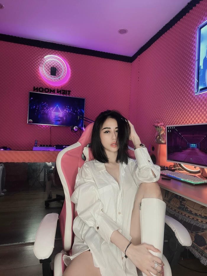 Khoảnh khắc dạo biển tự nhiên của DJ Tiên Moon