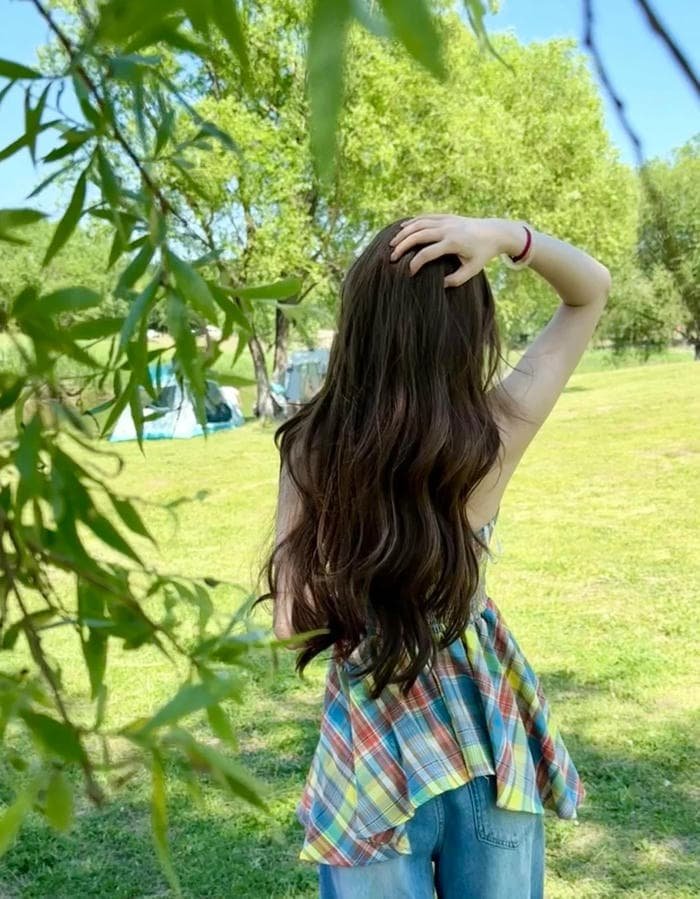 Khung cảnh thiên nhiên nền ảnh cô gái quay lưng bước đi