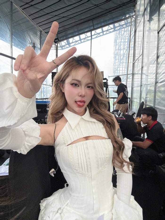 MisThy khoe gu thời trang trẻ trung hiện đại