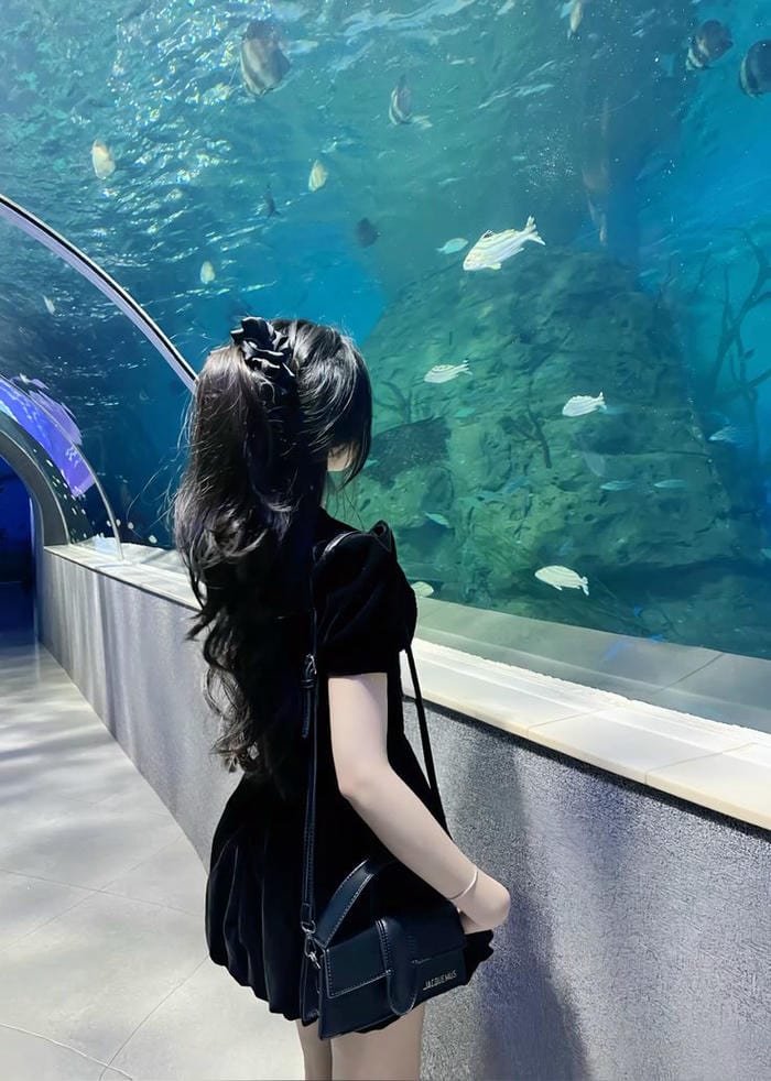 Phong thái nhẹ nhàng thiếu nữ trong ảnh phía sau