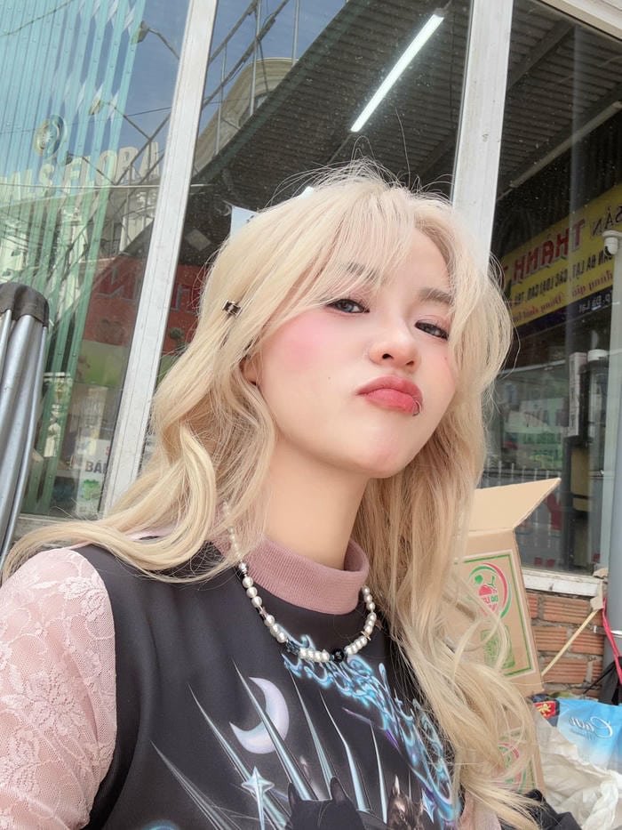 Phong vị gợi cảm hiện đại của MisThy ngoài đời