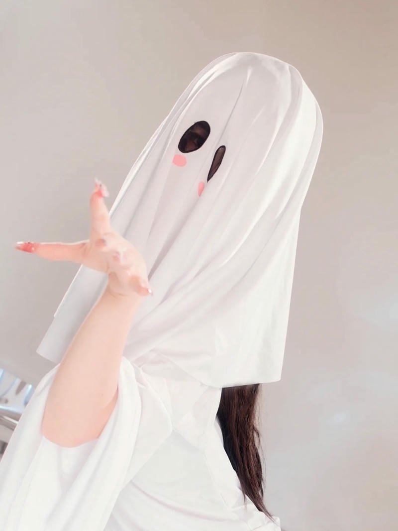 Tạo dáng ma mị trong bộ trang phục cosplay tối