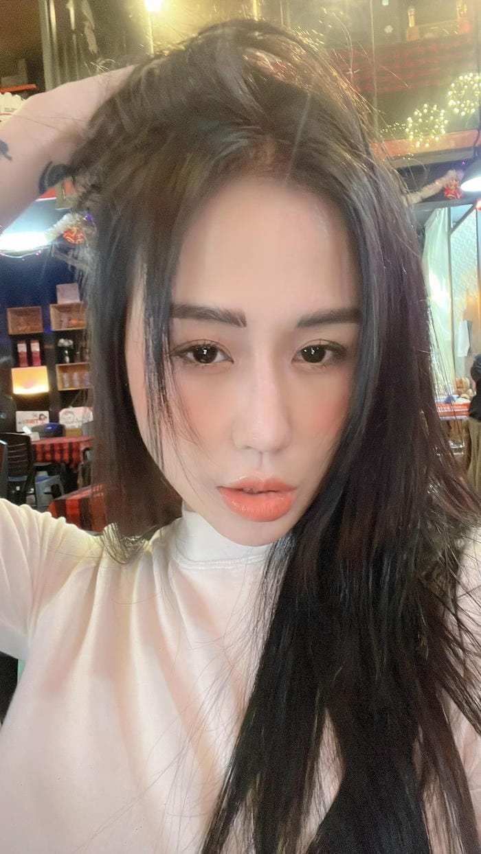 Tạo dáng năng động của DJ Tiên Moon bikini