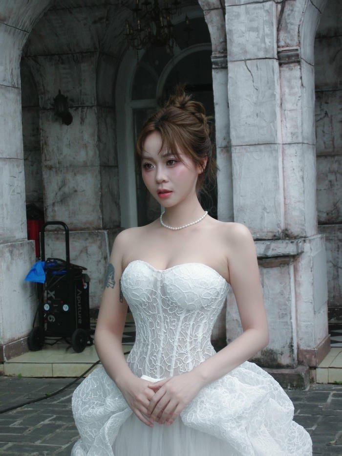 Tạo dáng tự nhiên giúp Misthy sexy nổi bật