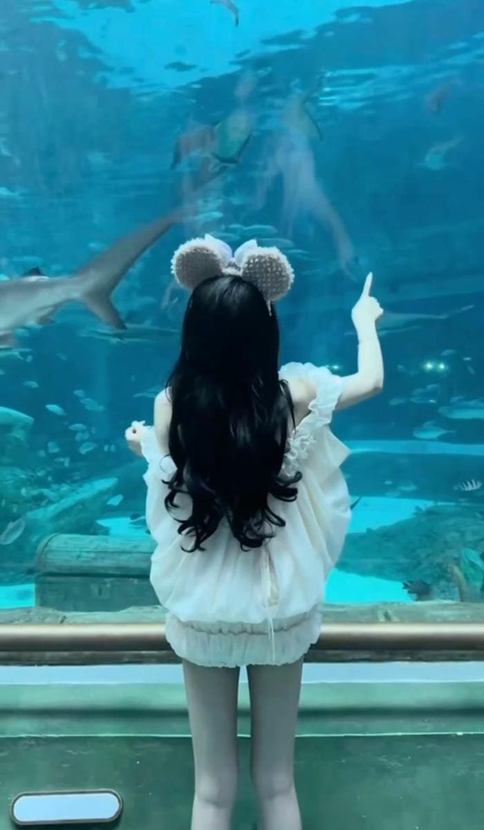 Tạo hình đơn giản nhưng cuốn hút của ảnh quay lưng nữ