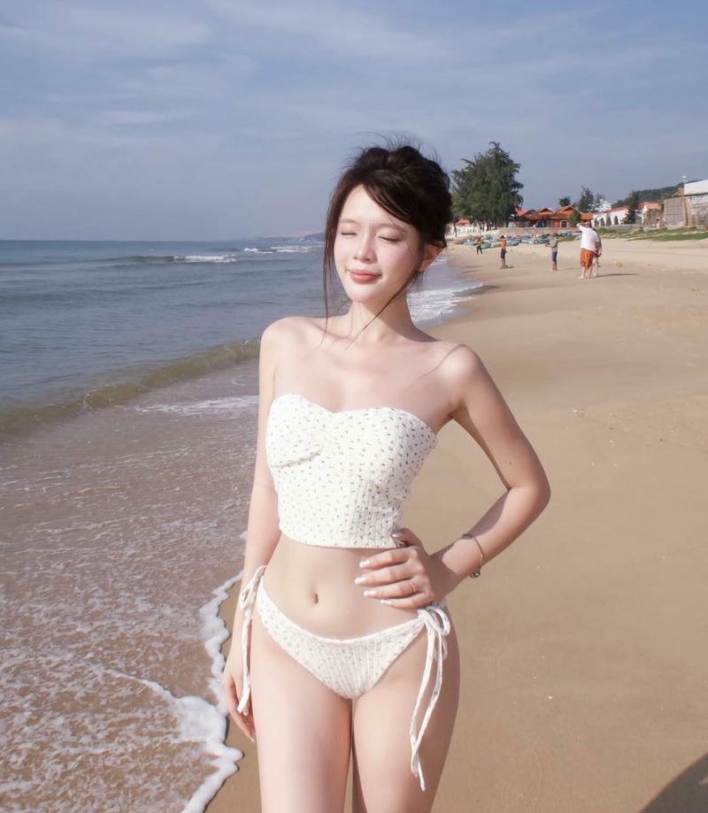 Thiếu nữ bikini 2 mảnh thân hình cân đối