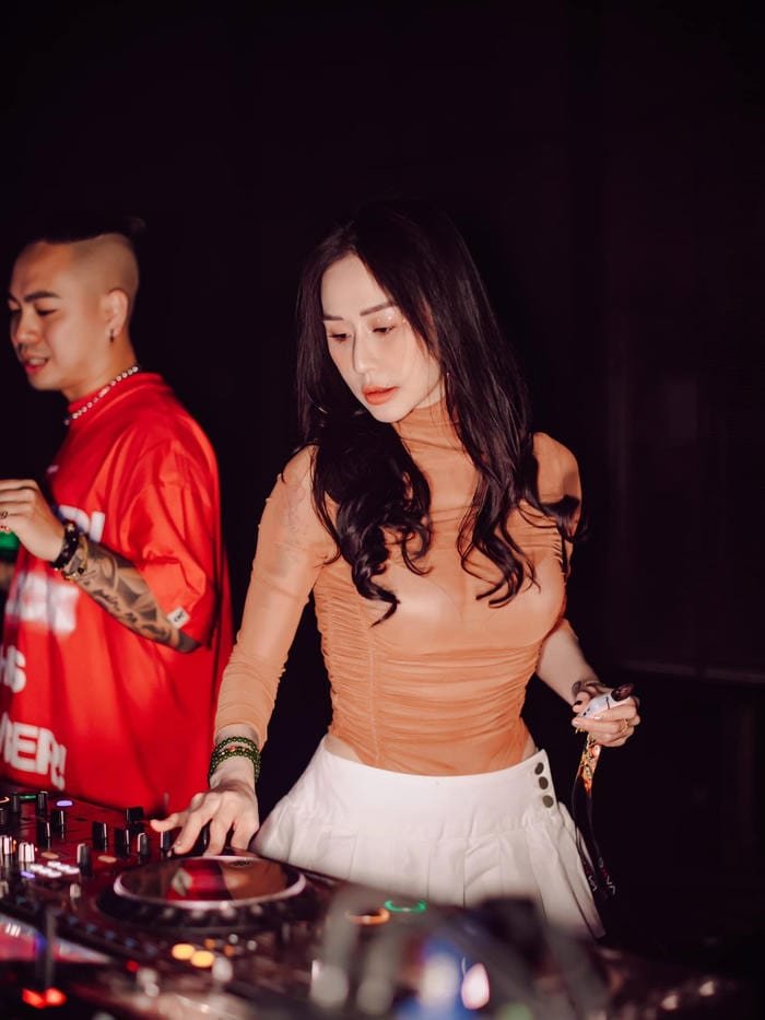 Trang phục hiện đại mang dấu ấn DJ Tiên Moon