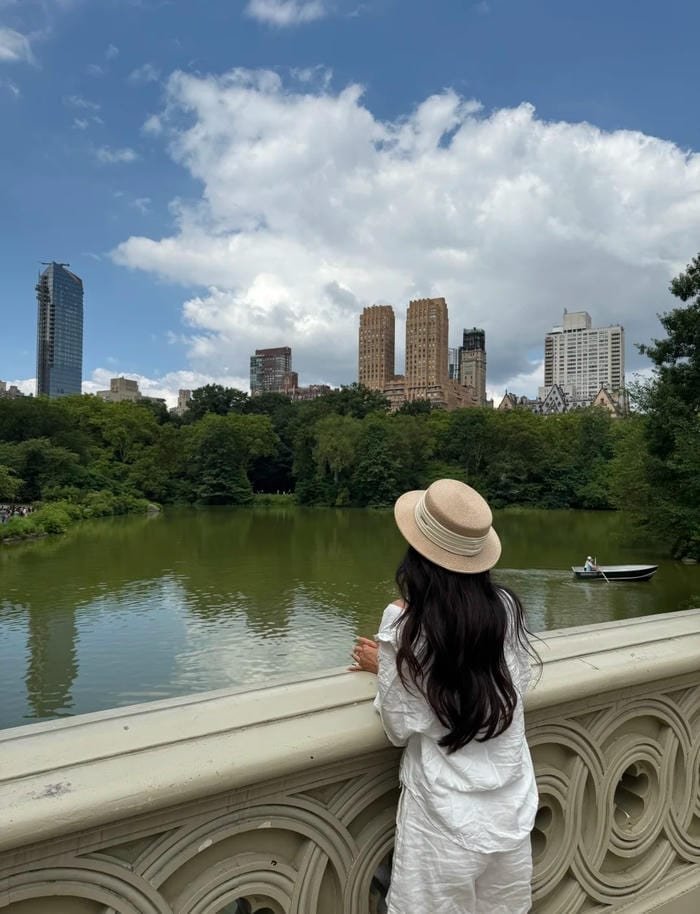 Vẻ đẹp thanh xuân ảnh gái xinh quay lưng chill