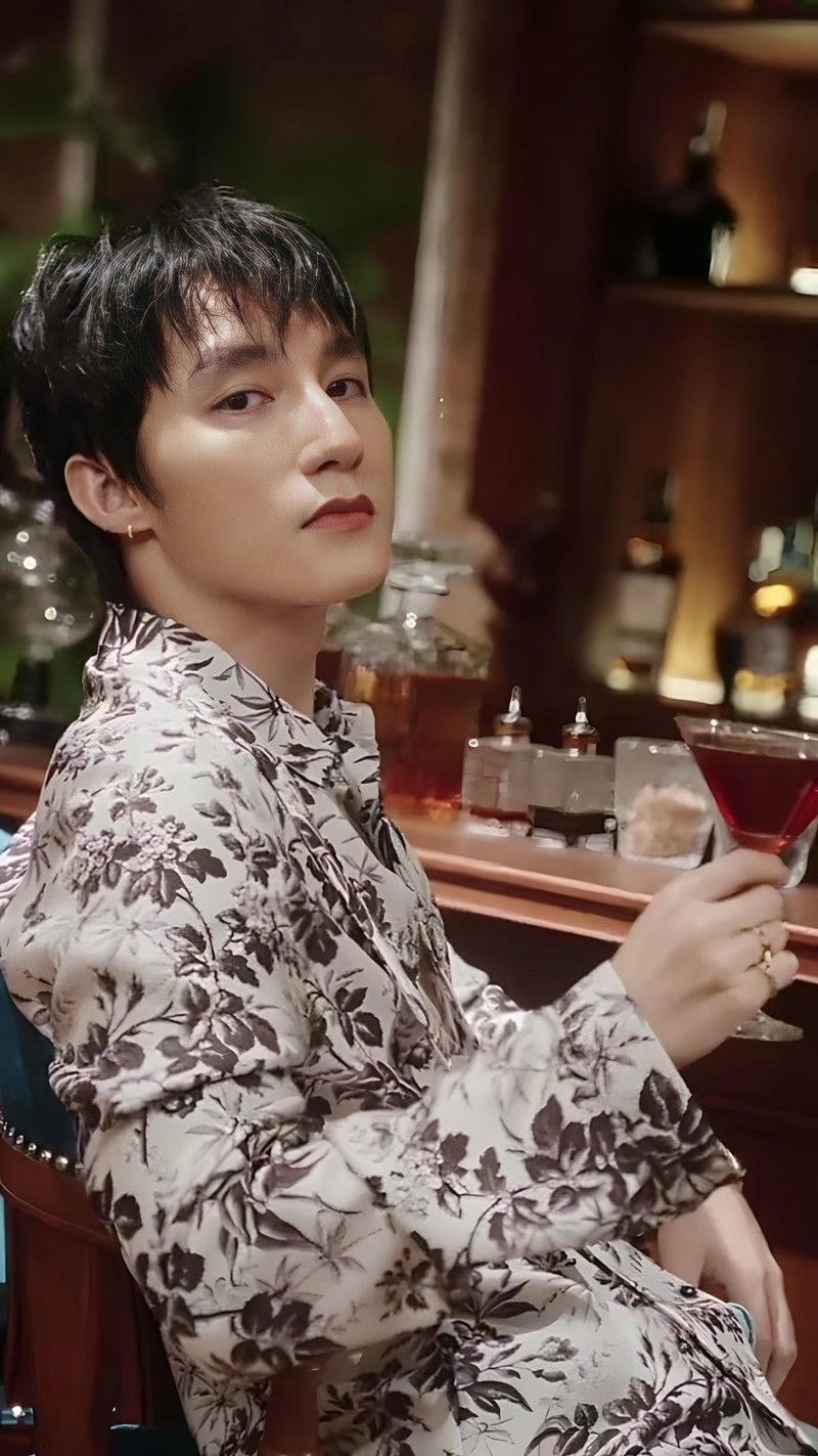 Ảnh Sơn Tùng MTP chụp studio với ánh sáng mềm mại đẹp