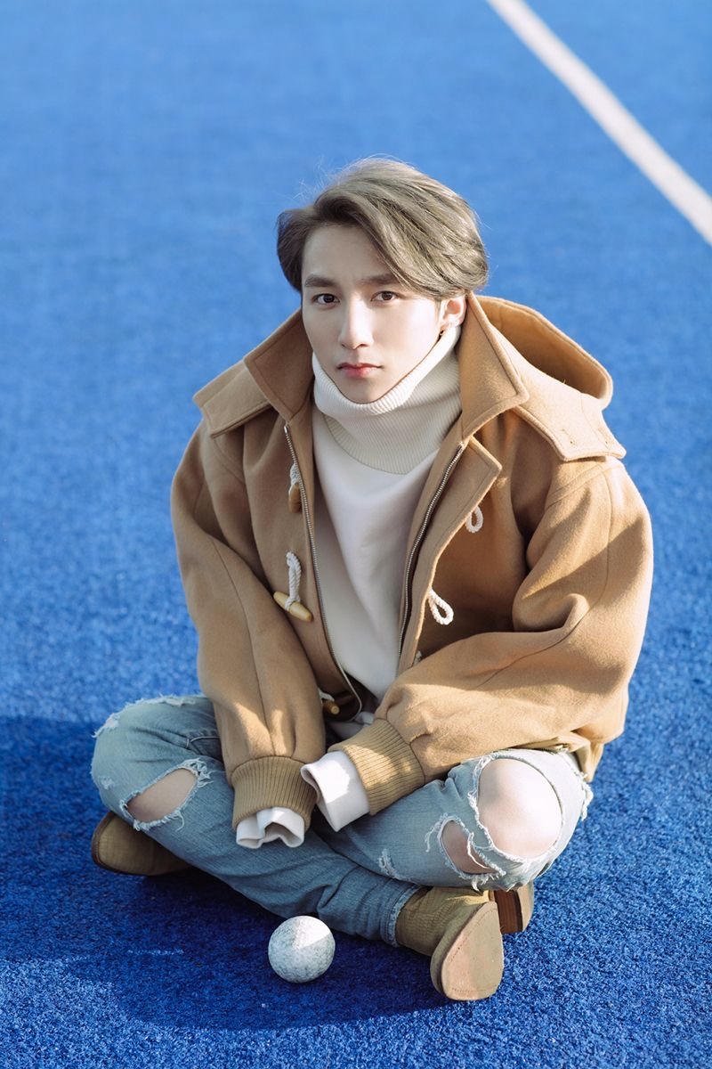 Ảnh Sơn Tùng MTP đứng trước nền tối tạo điểm nhấn nổi bật