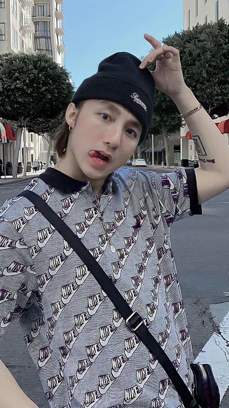 Ảnh Sơn Tùng MTP tạo dáng tự nhiên phù hợp làm avatar