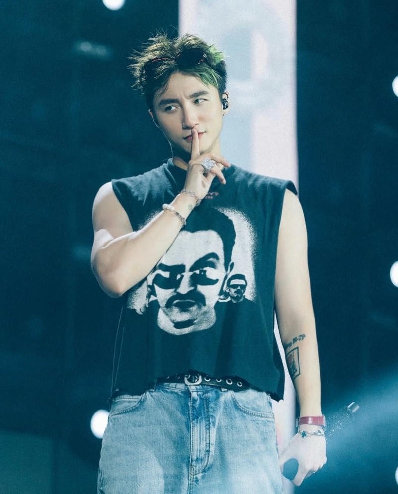 Ảnh nền Sơn Tùng MTP đứng giữa sân khấu với ánh đèn lung linh