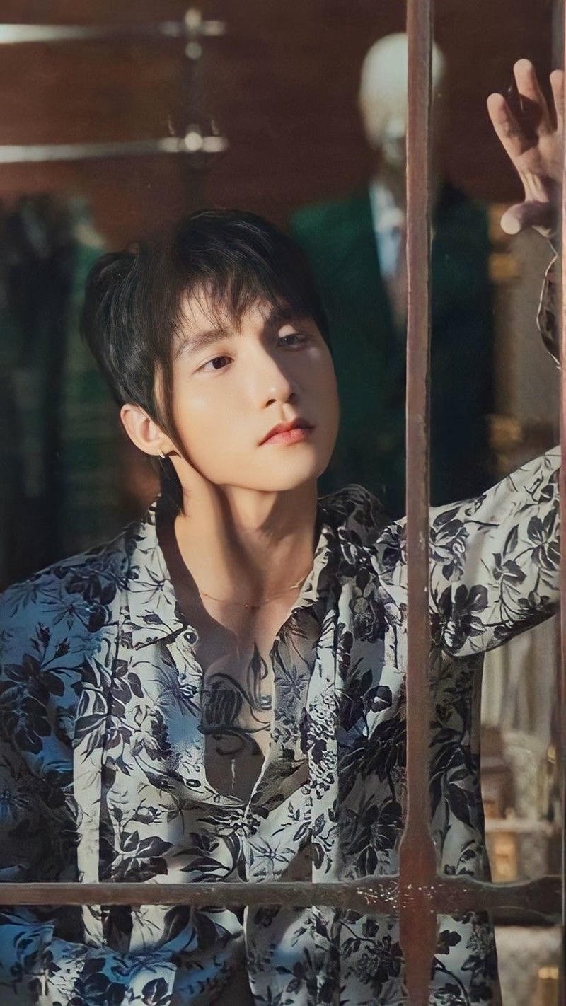 Ảnh nền Sơn Tùng MTP với outfit nổi bật trong ánh sáng