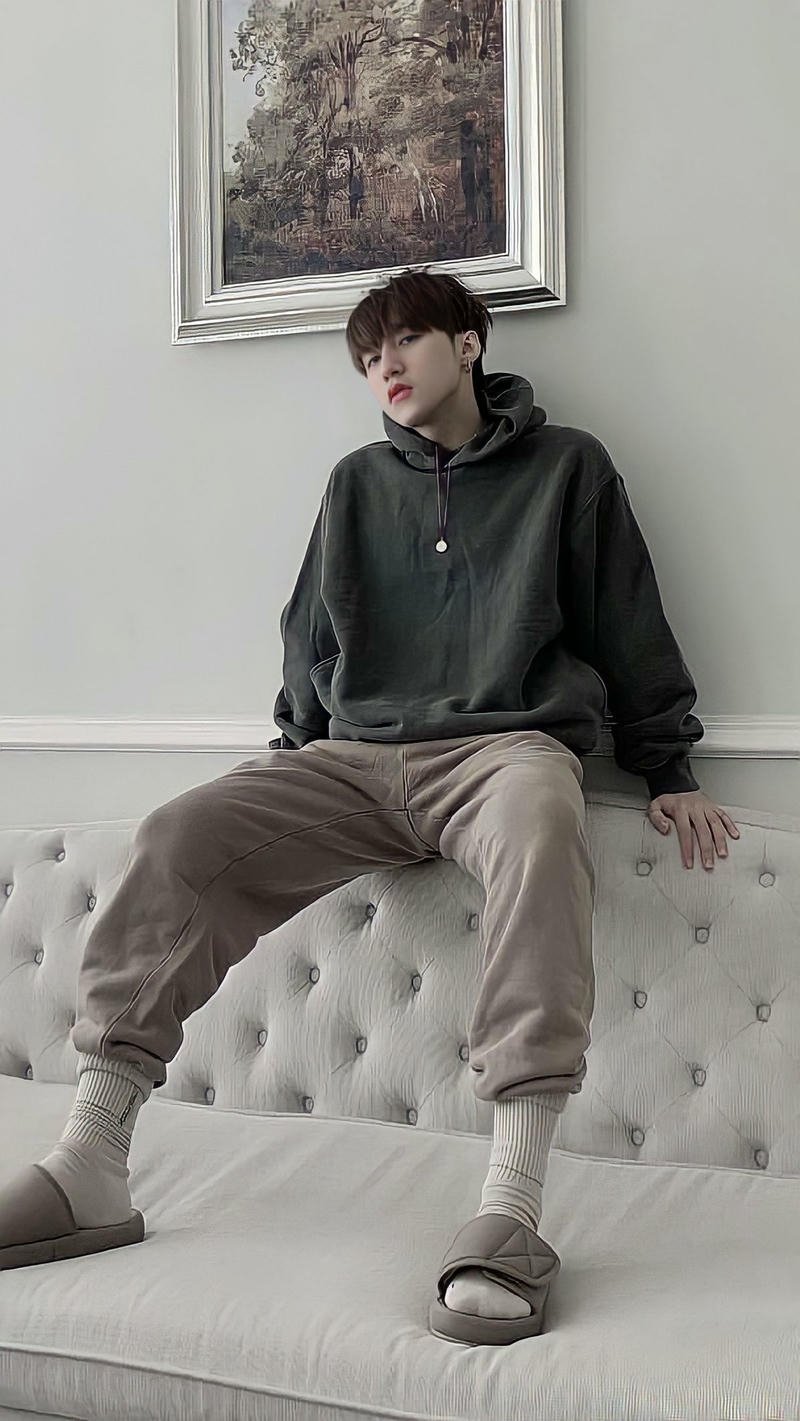 Bức ảnh Sơn Tùng MTP tạo dáng nghệ thuật đầy cảm xúc