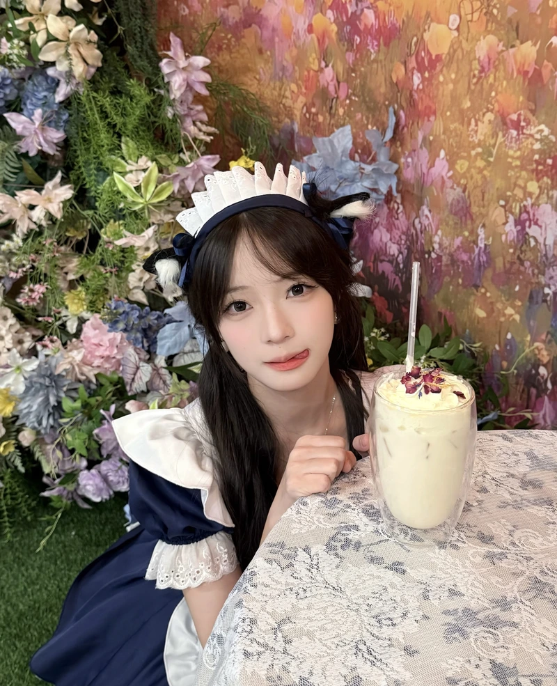 Gái đẹp mặc đồ hầu gái quán cà phê