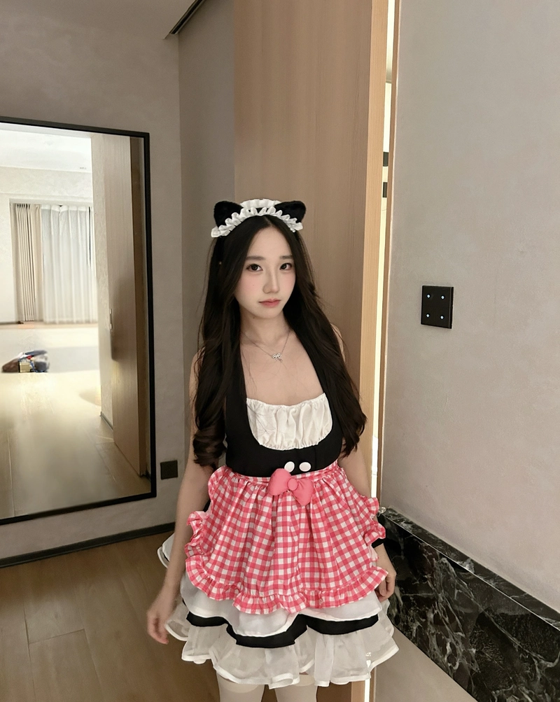 Gái đẹp mặc đồ hầu gái tạp dề hồng